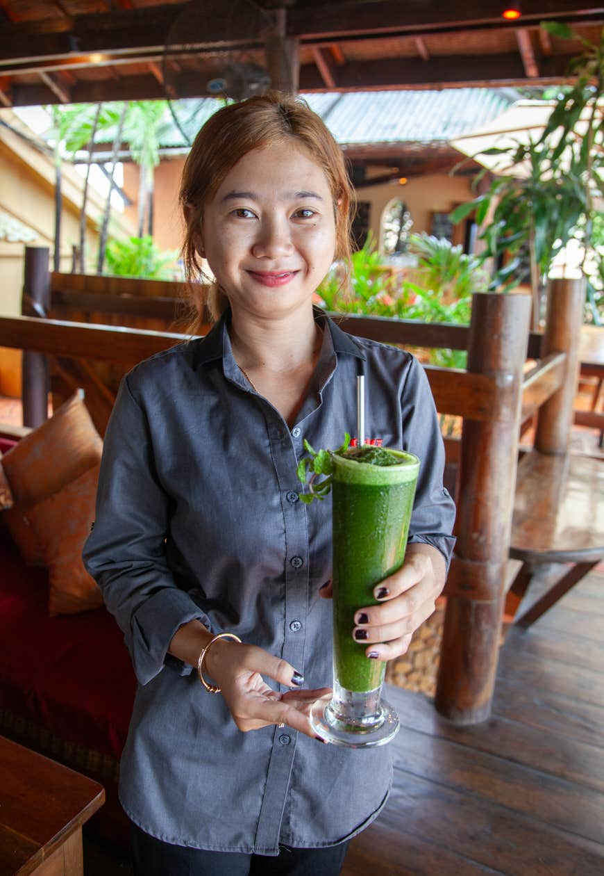 rikitikitavi-restaurant-bar-fruit-juice-staff